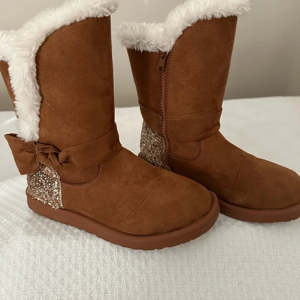 Magellan, Faux Suede, Trimmed With Faux Sherpa Fur. Sz 1 Very Good Condition